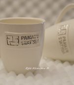 Trys keramikiniai puodeliai su verslo užrašais
