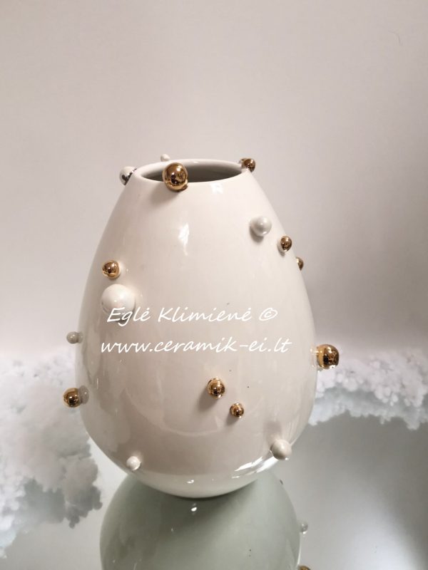Keramikinė vaza su auksiniais bumbulais