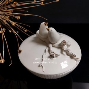 Keramikinė pusapvalė dėžutė su paukšteliais ant šakos
